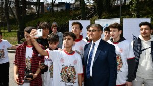 Protokol ve öğrenciler şehir parkında kitap okudu