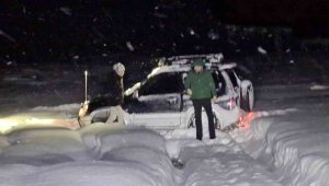 Sarıçiçek dağında mahsur kalan 2 genci KARDOFF ekibi kurtardı