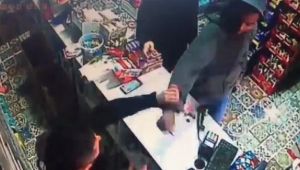 Sigara vermeyen market çalışanına saldırı kamerada