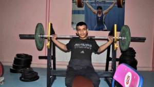Üç haftalık antrenmanla Türkiye ikincisi olan Umut, engelini sporla aşıyor