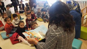 Vali eşi, Türkiye'nin ilk bebek kütüphanesinde çocuklar için masal okudu