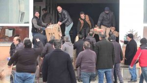 Yangının çıktığı depodaki malzemeleri çıkartmak için zamanla yarıştılar