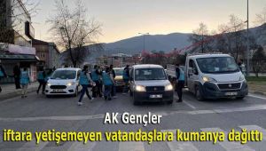 AK Gençler iftara yetişemeyen vatandaşlara kumanya dağıttı