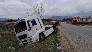 Frenleri boşalan cam madeni yüklü tır devrildi