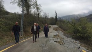 Köy yolu heyelan nedeniyle çöktü