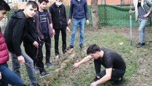 Okul bahçeleri meyve fidanlarıyla zenginleşiyor