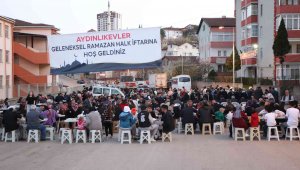 Pandemi sonrası geleneksel mahalle iftarı Aydınlıkevler'de gerçekleşti