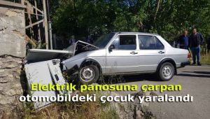 Elektrik panosuna çarpan otomobildeki çocuk yaralandı