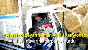 Frenleri patlayan saman yüklü kamyonet bahçe duvarına çarparak durdu