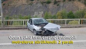 Odun yüklü tırın çarptığı otomobil metrelerce sürüklendi: 2 yaralı