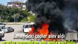 Sanayideki çöpler alev aldı, araçlar yanmaktan son anda kurtuldu