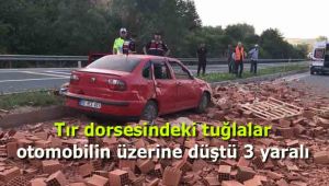Tır dorsesindeki tuğlalar otomobilin üzerine düştü: 3 yaralı