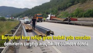 Bariyerleri kırıp refüje giren tırdaki yola savrulan demirlerin çarptığı araçtakiler ölümden döndü