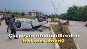 Çarpışan otomobillerden biri ters döndü