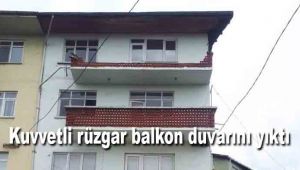 Kuvvetli rüzgar balkon duvarını yıktı