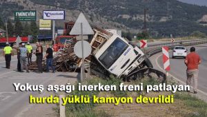 Yokuş aşağı inerken freni patlayan hurda yüklü kamyon devrildi