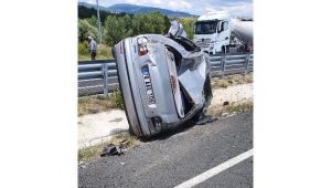 Bariyere çarpıp takla atan otomobil sürücüsü yaralandı