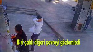 Biri çaldı diğeri çevreyi gözlemledi