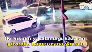 İki kişinin yaralandığı kaza anı güvenlik kamerasına yansıdı