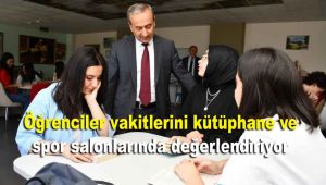 Tatilde olan öğrenciler vakitlerini kütüphane ve spor salonlarında değerlendiriyor