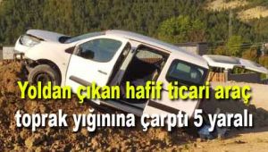 Yoldan çıkan hafif ticari araç toprak yığınına çarptı: 5 yaralı