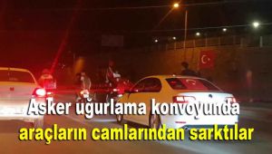 Asker uğurlama konvoyunda araçların camlarından sarkarak yaptıkları tehlikeli yolculuk kamerada