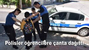 Polisler öğrencilere çanta dağıttı