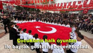 Çocukların halk oyunları ile bayrak gösterisi beğeni topladı