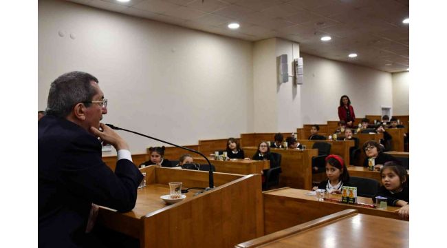 Öğrenciler 'Yerel yönetimler' dersini belediye başkanından aldı