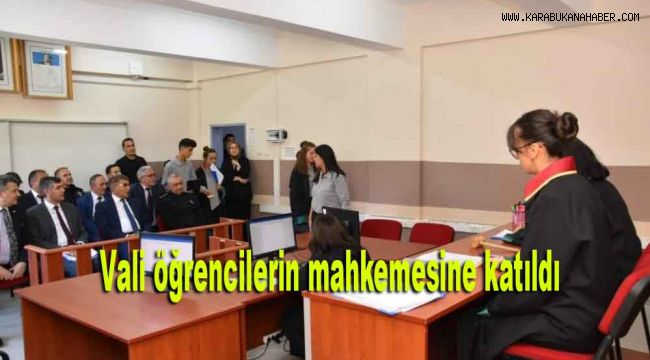 Vali öğrencilerin mahkemesine katıldı