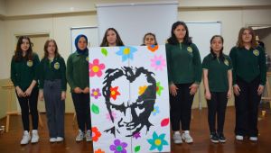 Canlı sahne performansı ile Atatürk silueti çizdiler