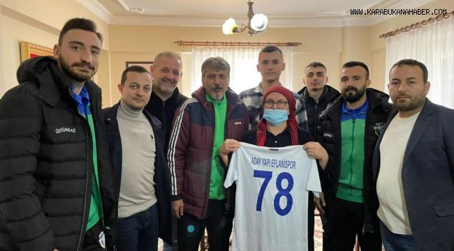 Futbolcular, şehit öğretmenin ailesini ziyaret etti