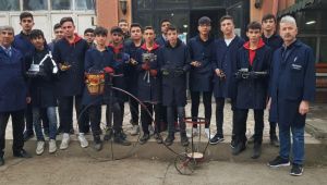 Meslek liseliler atık malzemelerle hem becerilerini artırıyor hem de üretiyorlar