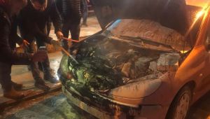 Seyir halinde alev alan otomobile vatandaşlar müdahale etti
