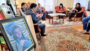 Vali, terör şehidi öğretmen Şenay Aybüke Yalçın'ın annesini ziyaret etti