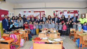 150 öğrenciye atkı, bere ve eldiven hediye edildi