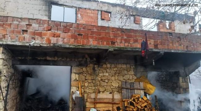 Bacadan çıkan yangında ev alevlere teslim oldu