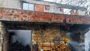 Bacadan çıkan yangında ev alevlere teslim oldu