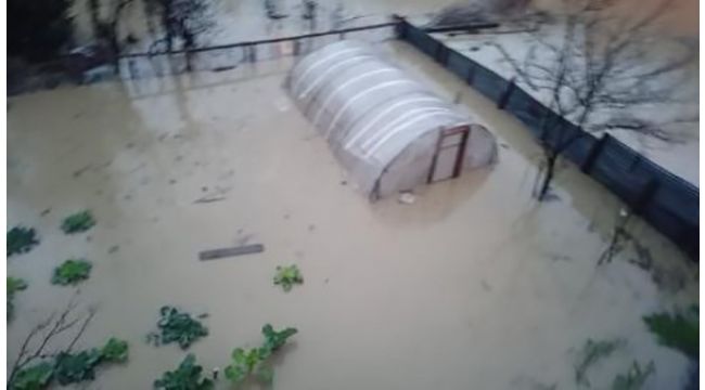 Dere taştı, bahçe ve sera sular içerisinde kaldı