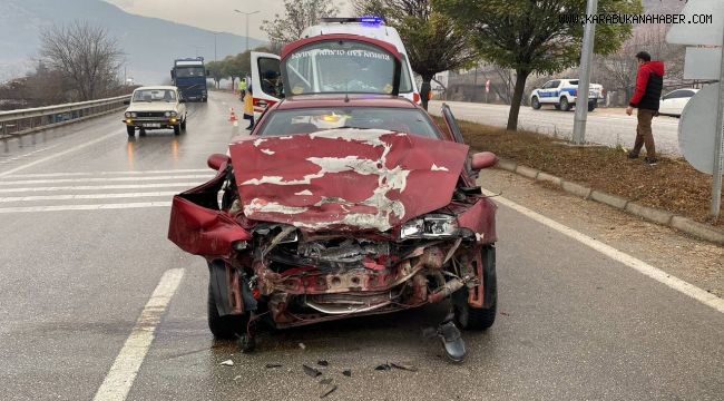 Eşeğe çarpmamak için otomobile çarptı.
