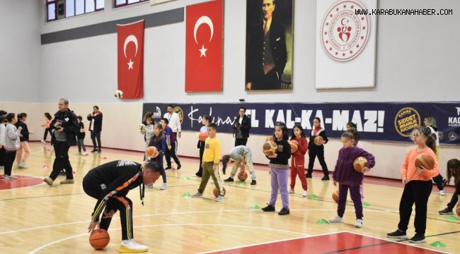 İlkokul öğrencileri Beden Eğitimi derslerini antrenör eşliğinde yapıyor