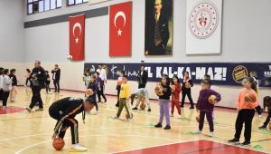 İlkokul öğrencileri Beden Eğitimi derslerini antrenör eşliğinde yapıyor