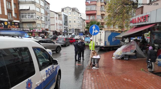 Kaldırımda düşüp yaralanan yaşlı adam hastaneye kaldırıldı