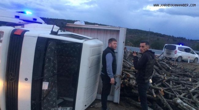 Kontrolden çıkan odun yüklü kamyonet devrildi: 2 yaralı
