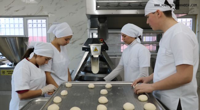 Liseliler hamur teknesinin başına geçti, günde 10 bin ekmek üretecek