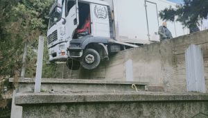 Navigasyona uyup girdiği yolda kamyonuyla mezarlıkta askıda kaldı