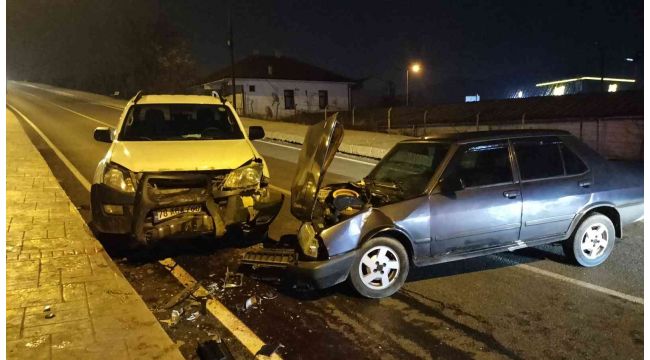 Otomobil kamyonetle çarpıştı: 3 yaralı