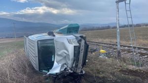 Tren hafif ticari araca çarptı: 1 yaralı