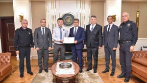 Vatandaşı dolandırılmaktan kurtaran güvenlik görevlisine Vali Gürel'den