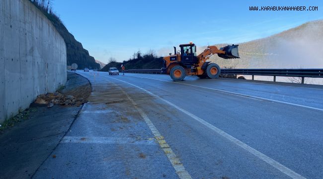 Yola düşen kayalar iş makineleriyle kaldırıldı